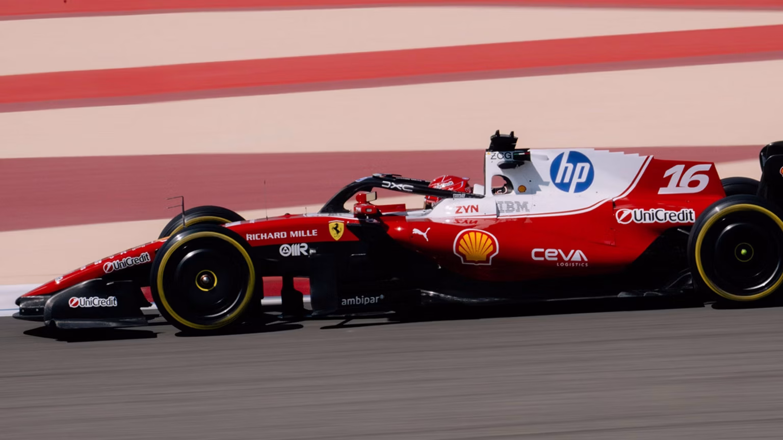 Charles Leclerc impegnato nel primo giorno degli ultimi test in Bahrein