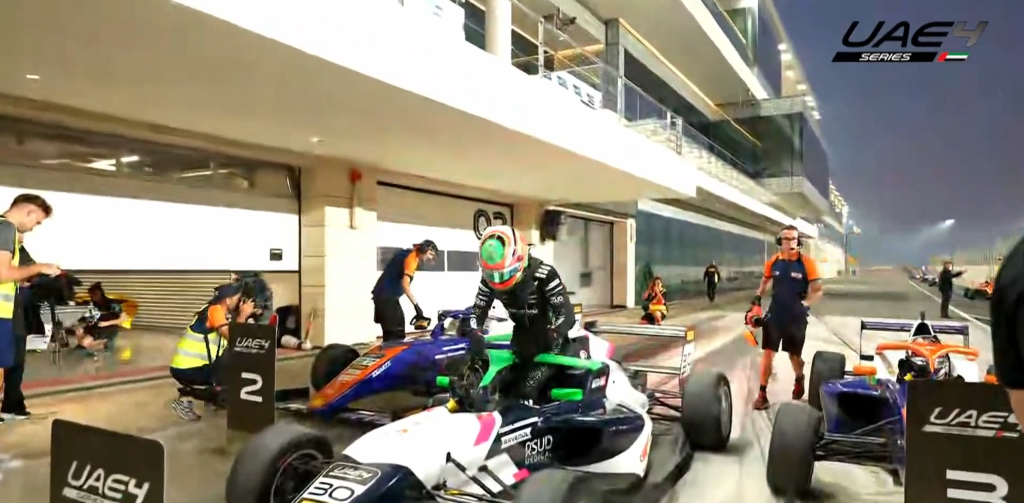 Una gara frammentata e ricca di neutralizzazioni a Losail apre il weekend della UAE4, con Andy Consani che capitalizza al meglio ogni ripartenza e rilancia la sfida al titolo.