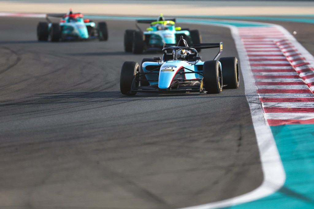 Tre gare che pesano: Dubai consolida le gerarchie e rimanda i verdetti finali del Formula Regional Middle East Trophy (FRME) a Losail.