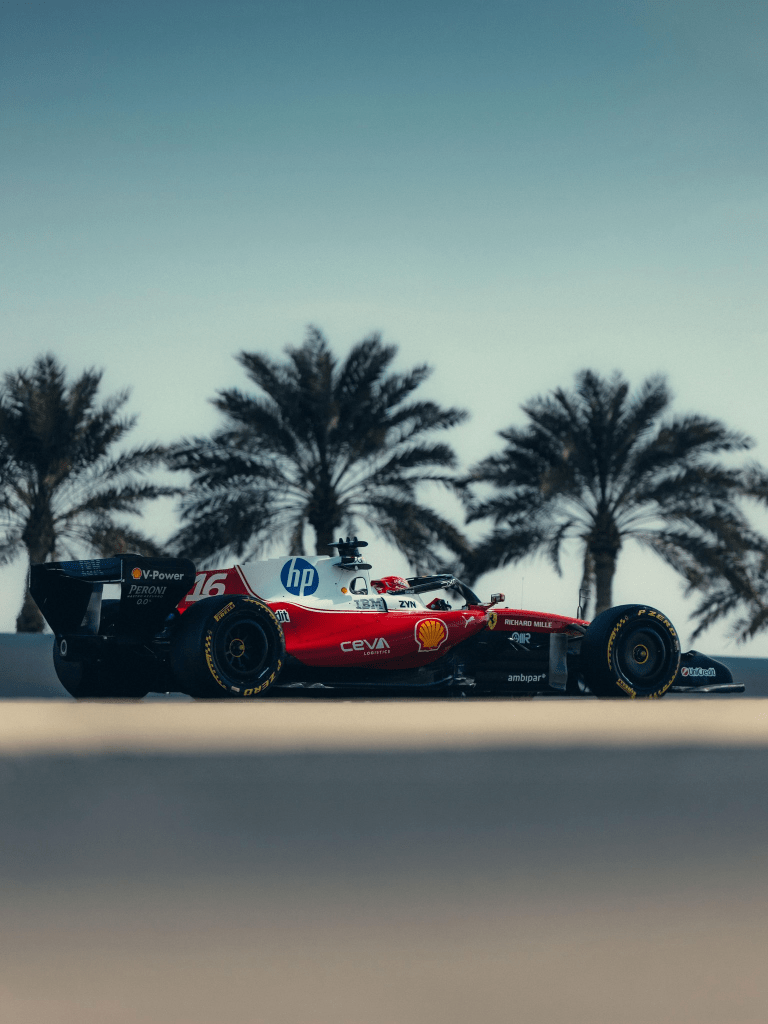 Test e incognite: vetture complesse, energia da gestire e sorpassi difficili. Leclerc sorride per l’affidabilità Ferrari, ma la concorrenza resta un rebus.