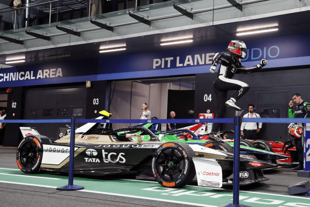 Sul gradino più alto del podio dopo un anno e mezzo di digiuno, Da Costa racconta le emozioni della prima vittoria con Jaguar nell'E-Prix di Jeddah.