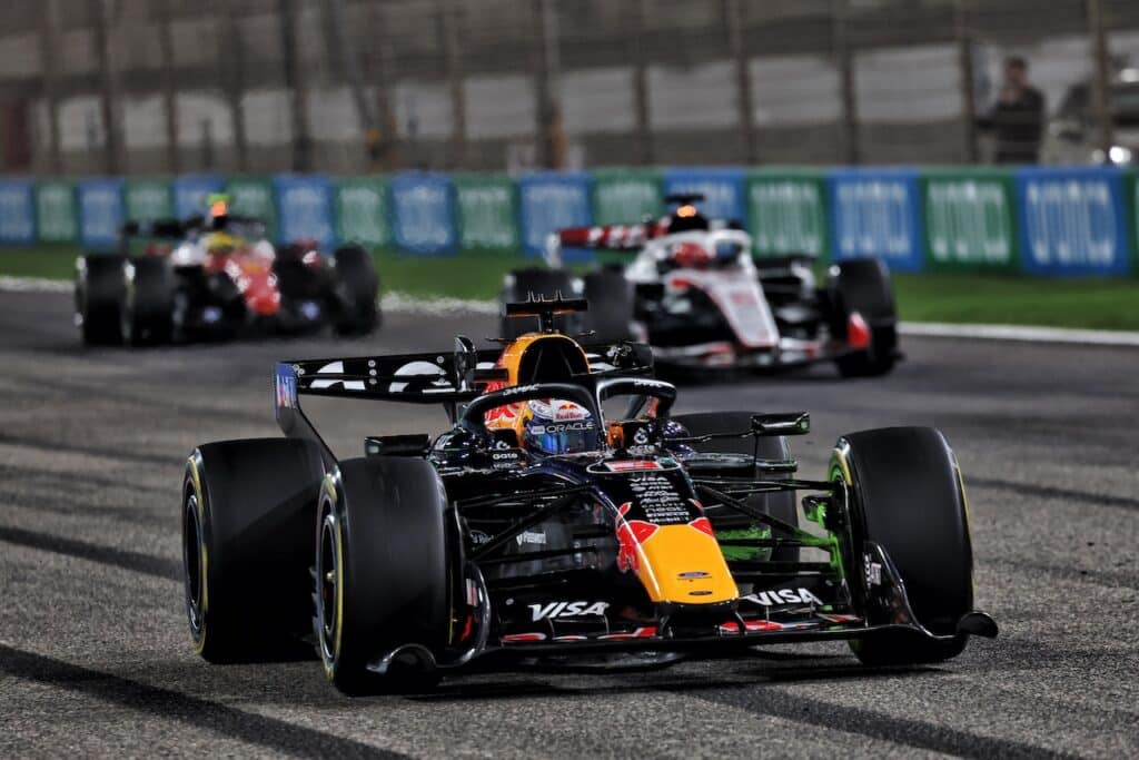 Le parole taglienti di Max Verstappen sulle monoposto accendono il confronto con la Formula E: arriva un invito diretto a scendere in pista per un test a fari spenti.