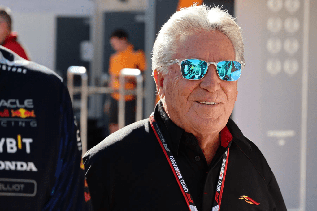 Cadillac ha annunciato che la prima macchina di Formula 1 della sua storia onorerà la figura di Mario Andretti, che ha lavorato tanto per avere la scuderia americana sulla griglia di partenza.