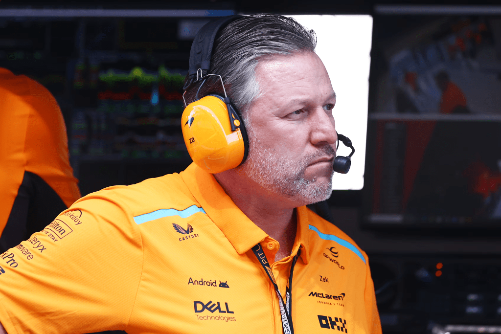 Zak Brown non ha dubbi sul motore Mercedes: "Rispetta le regole"