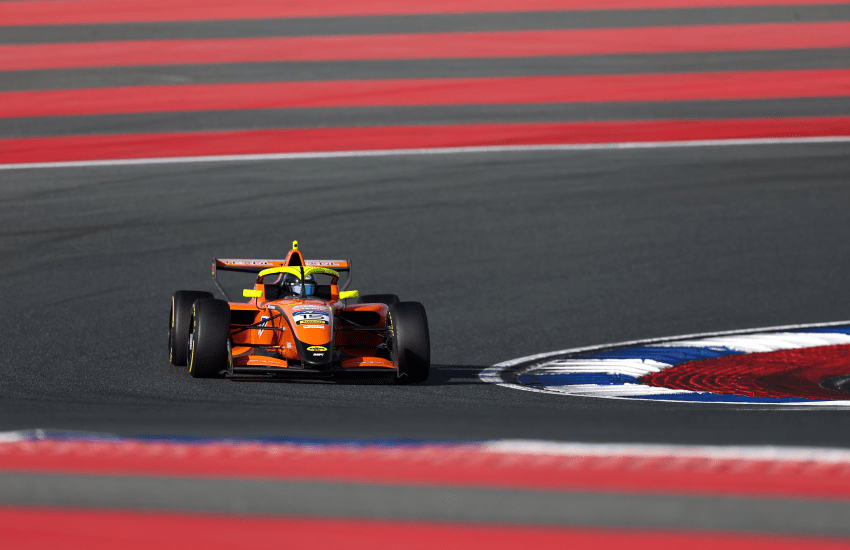 Prima fila deserta e duelli serrati: Abkhazava sfrutta il caos iniziale, domina a Dubai e riapre il campionato con una vittoria di peso assoluto