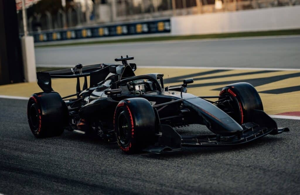 Fernando Alonso analizza con lucidità il momento di Aston Martin e riflette sul proprio futuro, con l’obiettivo di decidere a settembre.