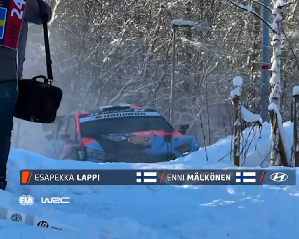 Thierry Neuville apre il weekend scandinavo davanti a Fourmaux e Lappi, il finlandese protagonista di un errore contro uno Snowbank.