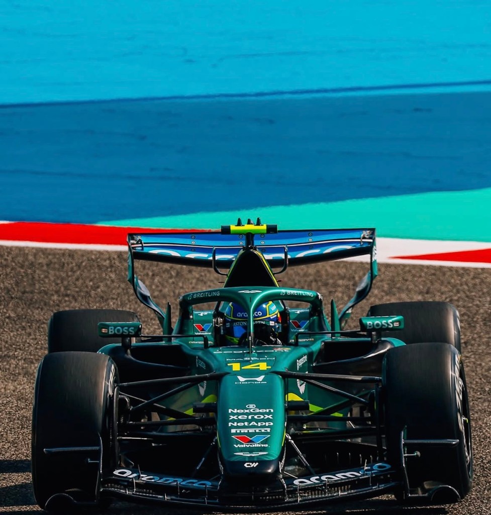 Alonso sulla sua aston martin.