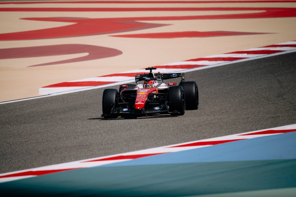 Charles Leclerc non si sbilancia troppo, la Ferrari sta facendo un buon lavoro, ma per il monegasco è ancora troppo presto per dire chi sia davanti.