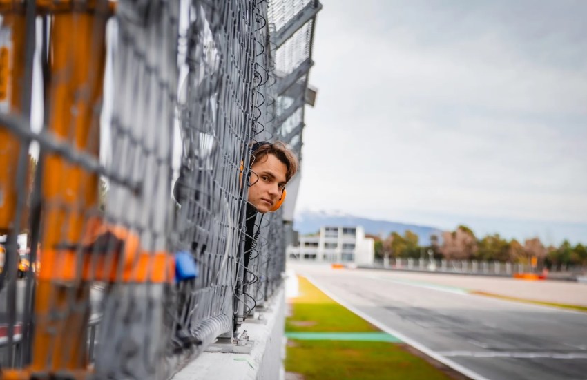 Alla presentazione della livrea McLaren per il Mondiale 2026, Oscar Piastri si dice più forte dopo l’esperienza del 2025 e lancia la sfida interna.