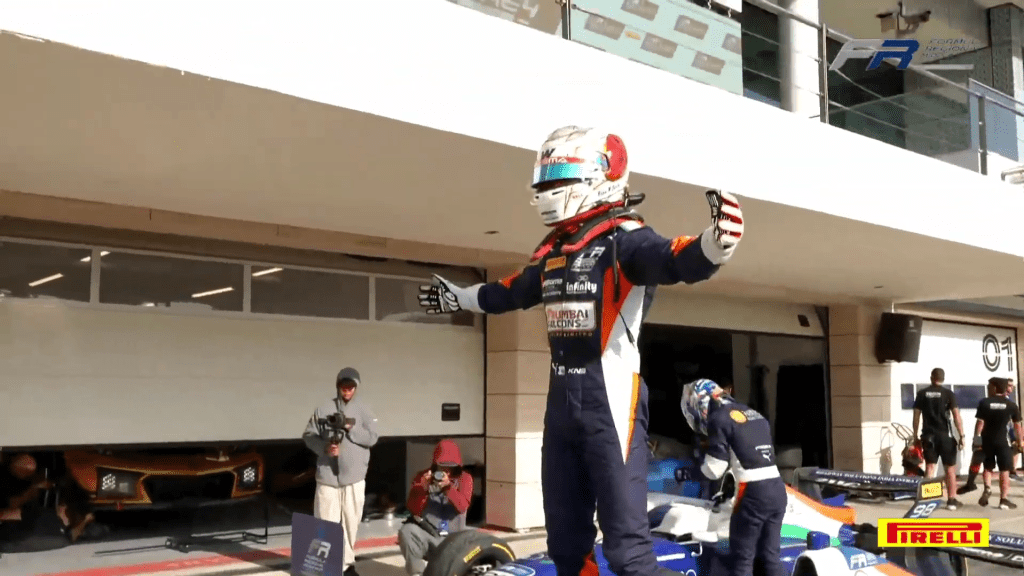 Kean Nakamura-Berta vince sul circuito di Losail Gara 1 del campionato FRME e, complice un Al Dhaheri solamente 6°, si avvicina al leader di classifica con una sola gara al termine