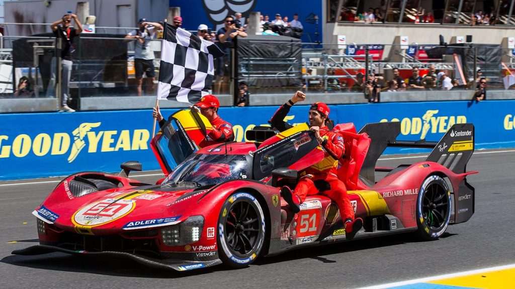 Alessandro Pier Guidi, James Calado e Antonio Giovinazzi esultano dopo il trionfo alla 24H di Le Mans del WEC 2023