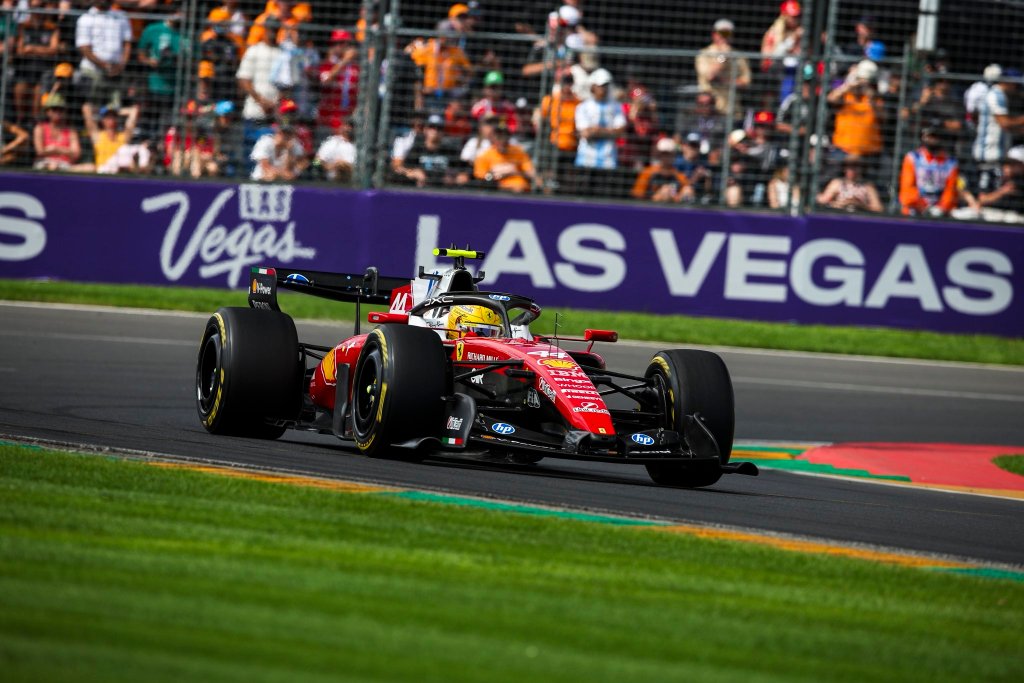 Il duello tra Leclerc e Russell a Melbourne evidenzia quanto i nuovi regolamenti 2026 siano ancora tutti da scoprire e quanto il dialogo con il muretto sia cruciale...