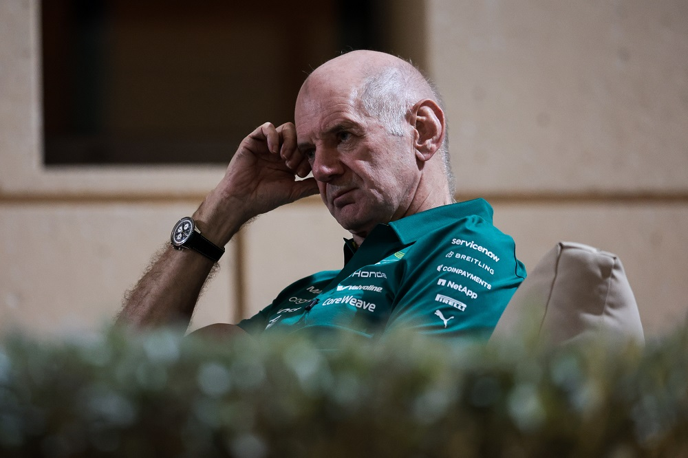 L'Aston Martin arriva con più preoccupazioni che certezze; Newey rivela il problema delle vibrazioni e Fernando Alonso spera negli aggiornamenti.