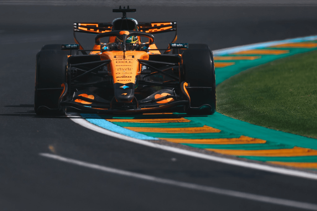 Oscar Piastri chiede a McLaren di fare un passo in avanti prima delle qualifiche del Gran Premio d'Australia. Il venerdì di Melbourne è stato positivo ma il pilota di casa è convinto che i rivali non si siano esposti.