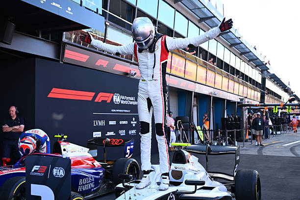 Ugochukwu vince la prima Feature Race della stagione di f3