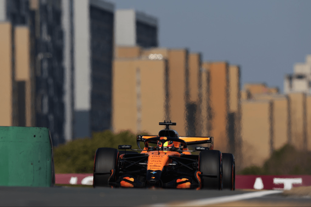 Oscar Piastri guarda allo sviluppo della vettura: la sfida con Ferrari e Mercedes resta complessa, ma gli aggiornamenti potrebbero cambiare lo scenario.