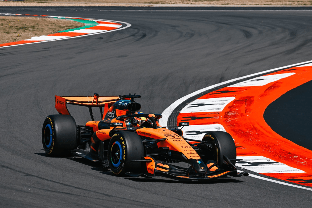 Oscar Piastri guarda allo sviluppo della vettura: la sfida con Ferrari e Mercedes resta complessa, ma gli aggiornamenti potrebbero cambiare lo scenario.