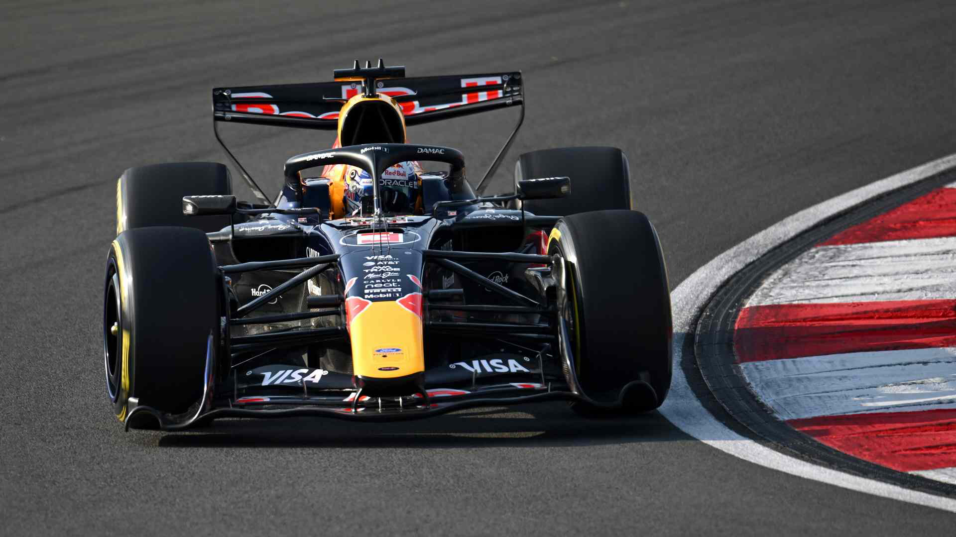 Max Verstappen a bordo della RB22 a Shanghai
