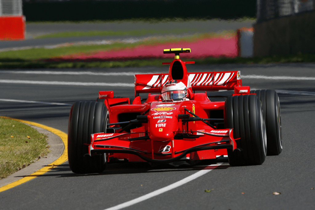 A Melbourne, sotto il sole dell’Albert Park, Kimi Raikkonen apre la sua avventura in Ferrari con una vittoria dominante che segna l’inizio di una nuova era in rosso.
