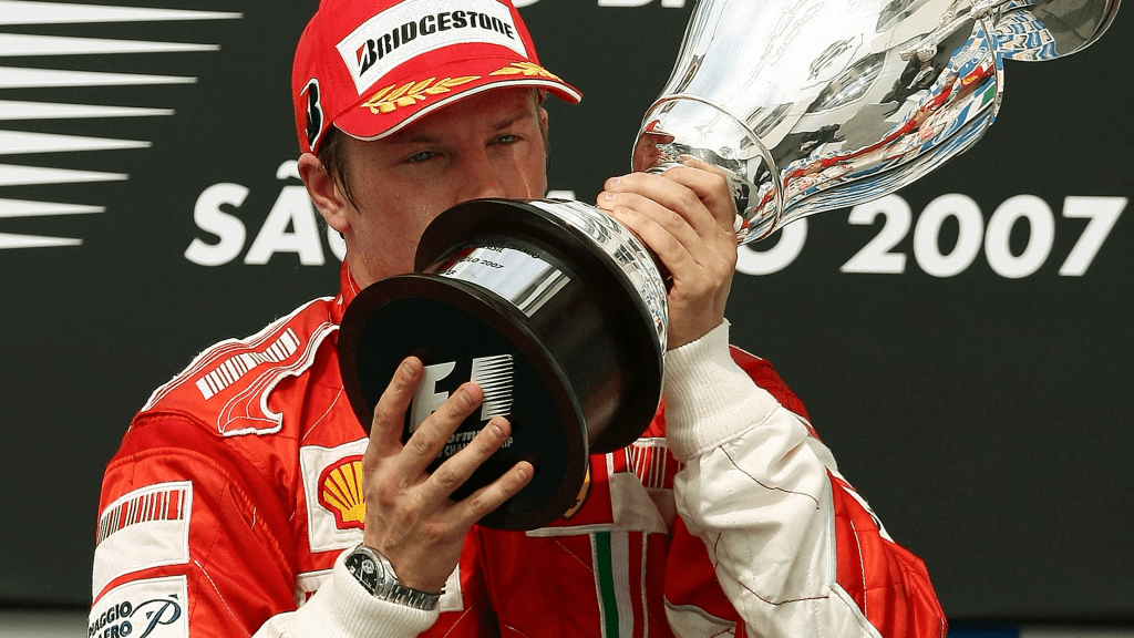 A Melbourne, sotto il sole dell’Albert Park, Kimi Raikkonen apre la sua avventura in Ferrari con una vittoria dominante che segna l’inizio di una nuova era in rosso.