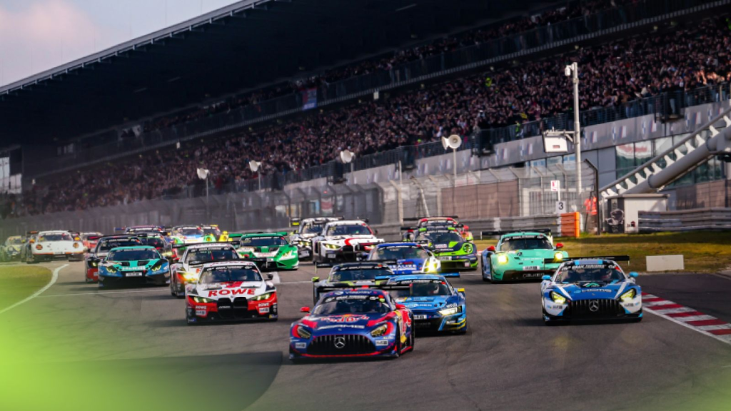 Weekend da protagonista per Verstappen al Nürburgring: pole, dominio in gara e vittoria sfumata dopo la squalifica. E non vuole di certo fermarsi. 