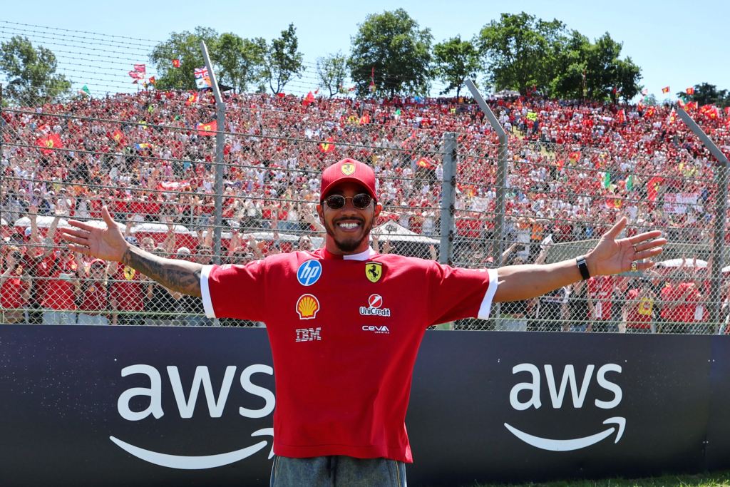 In una lunga intervista rilasciata al Corriere della Sera Lewis Hamilton ha parlato delle aspettative per la stagione 2026, spiegando il suo differente approccio alle gare, il rapporto con i Tifosi della Ferrari e i suoi progetti sociali al di fuori della Formula 1.
