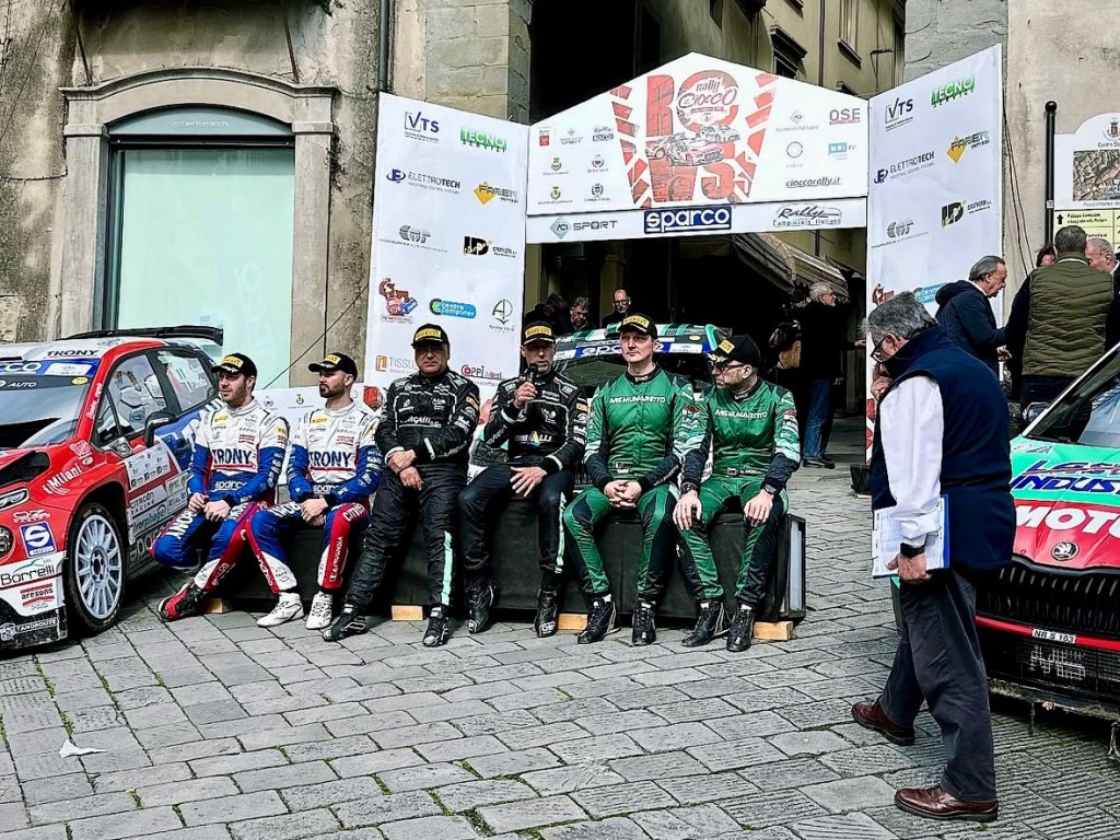 49 concorrenti iscritti al tricolore: Crugnola guida il ritorno di Lancia, mentre il campione 2025 Basso non sarà al via.