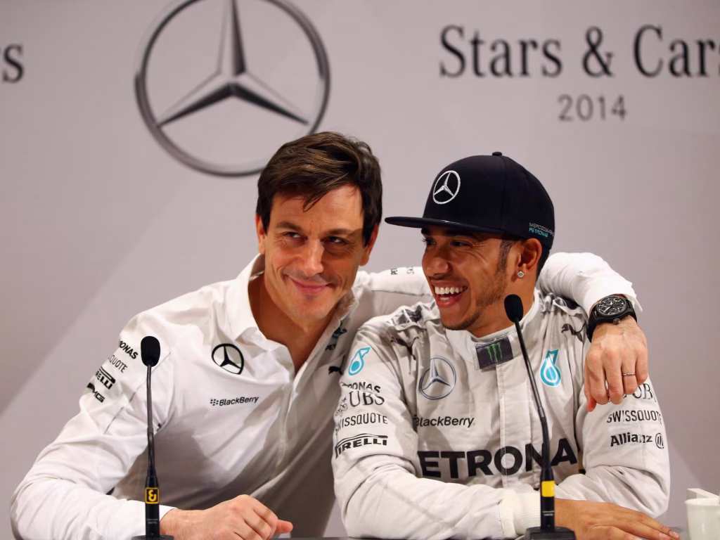 L'incredibile inizio di stagione del team tedesco fa sorgere un insolito interrogativo: Hamilton potrebbe star rimpiangendo il passaggio in Ferrari?