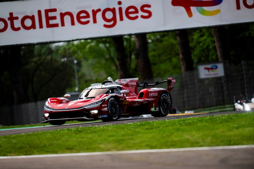 La Toyota #8 impegnata durante il primo appuntamento stagionale del WEC a Imola