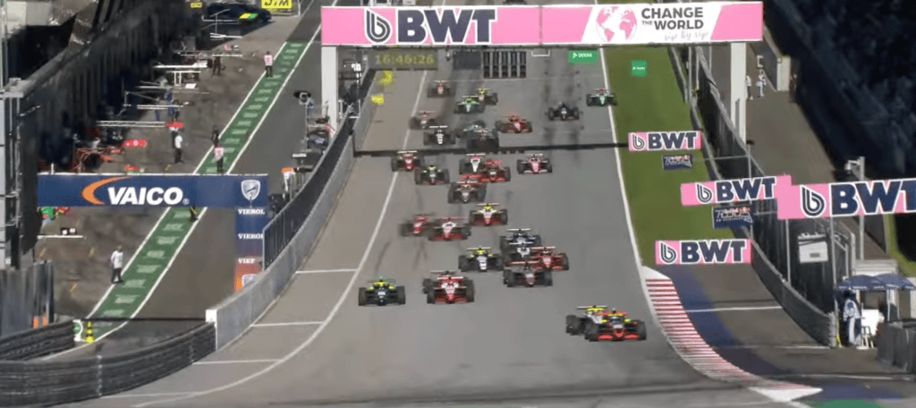 Una gara estremamente movimentata e condizionata da safety car e penalità, è Al Dhaheri a conquistare la vittoria di Gara 2 al Red Bull Ring.