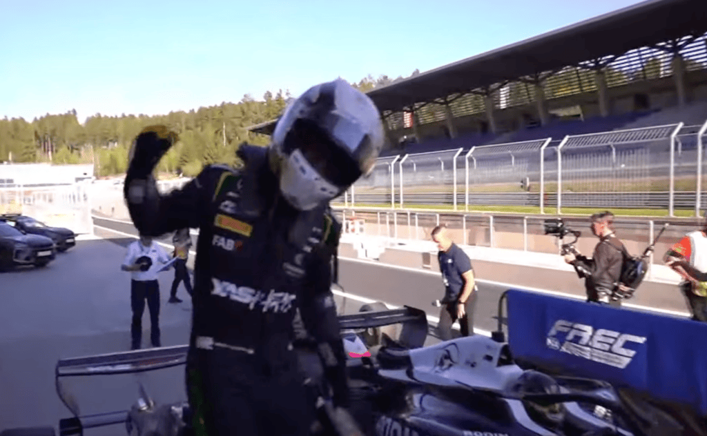 Una gara estremamente movimentata e condizionata da safety car e penalità, è Al Dhaheri a conquistare la vittoria di Gara 2 al Red Bull Ring.