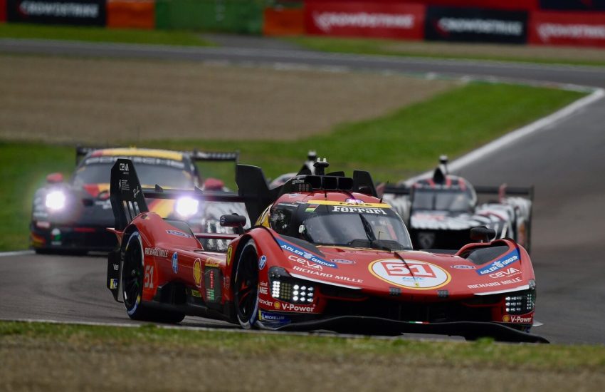 Ferrari in pista durante il Prologo ad Imola
