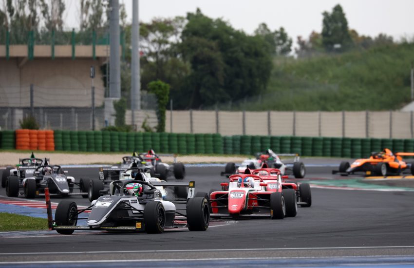 Sammalisto in pista durante il primo weekend di F4 Italia