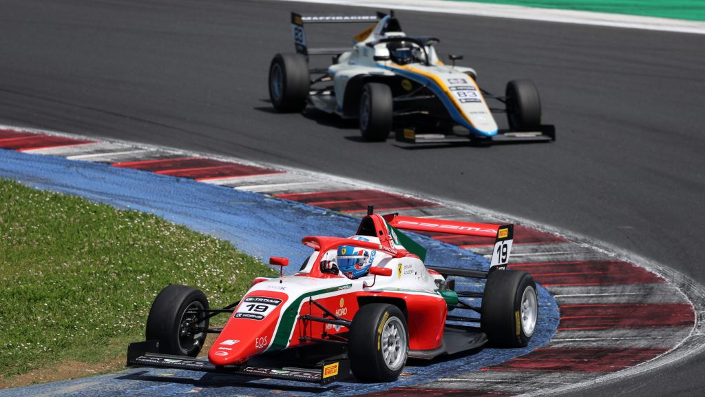 Niccolò Maccagnani nel pieno dell'azione di F4 a Misano