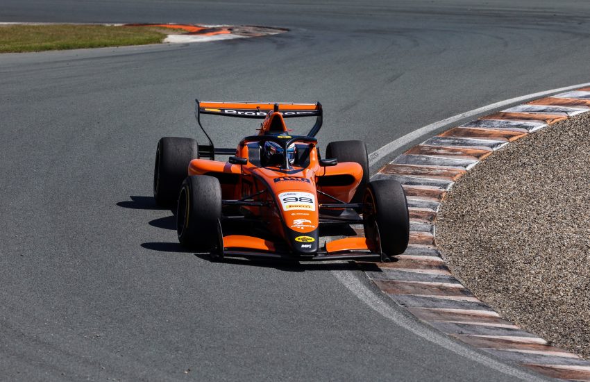 Sebastian Wheldon in pista a Zandvoort durante la sua prima vittoria nel FREC