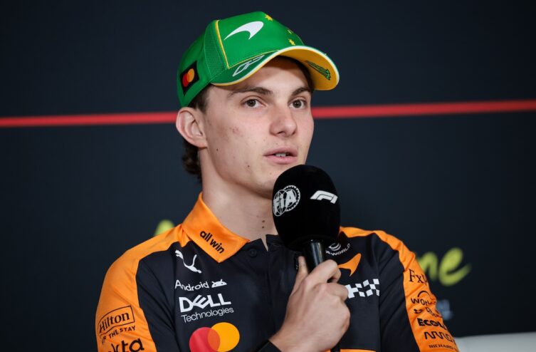 Il team principal Mekies starebbe valutando il profilo di Piastri in caso di partenza di Verstappen: ma cosa c'è di vero a riguardo?