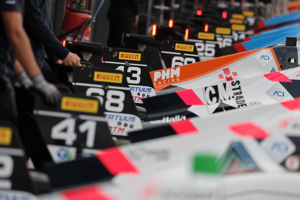 Nuovi volti, nuovo calendario, stesso divertimento assicurato...è tutto pronto per la stagione 2026 di F4 italiana: scopriamo insieme ogni aspetto in vista del primo weekend dell'anno