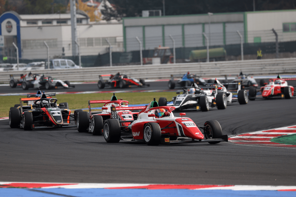 Nuovi volti, nuovo calendario, stesso divertimento assicurato...è tutto pronto per la stagione 2026 di F4 italiana: scopriamo insieme ogni aspetto in vista del primo weekend dell'anno