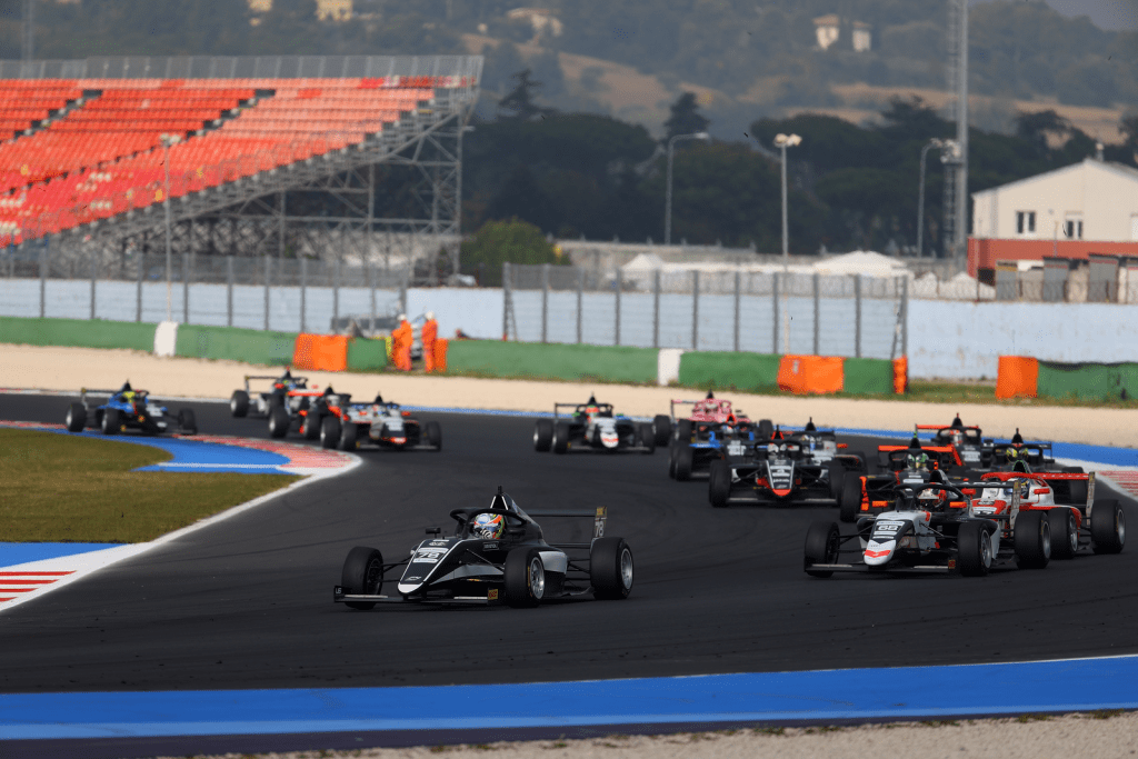 Nuovi volti, nuovo calendario, stesso divertimento assicurato...è tutto pronto per la stagione 2026 di F4 italiana: scopriamo insieme ogni aspetto in vista del primo weekend dell'anno