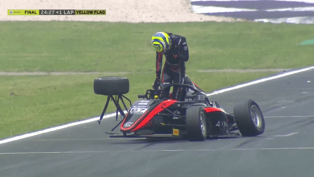 Il rookie turco della Prema Alp Aksoy vince la gara finale di F4 Italia davanti a Ary Bansal e David Walther: sua la leadership dopo il primo fine settimana a Misano