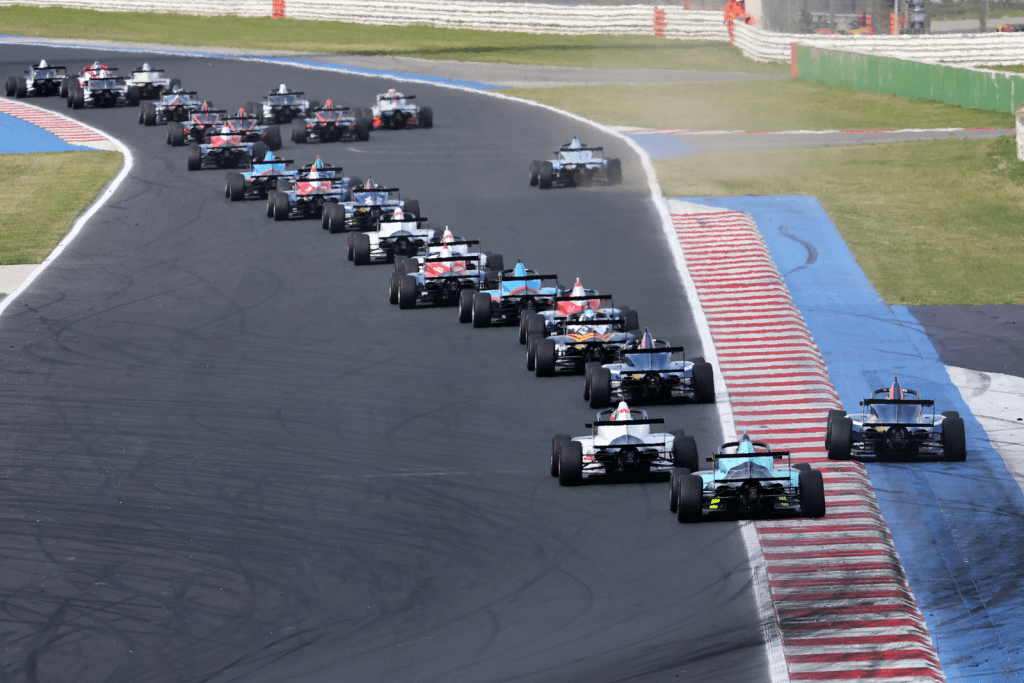 Il rookie turco della Prema Alp Aksoy vince la gara finale di F4 Italia davanti a Ary Bansal e David Walther: sua la leadership dopo il primo fine settimana a Misano