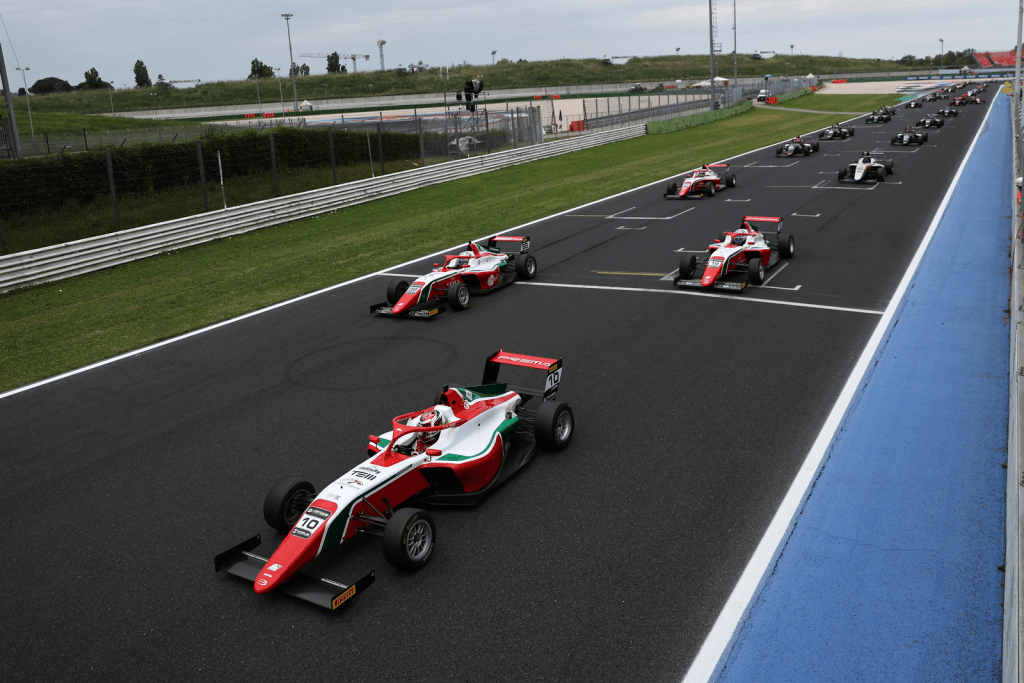 47 piloti in griglia, 30 arrivi a punti, 3 vincitori diversi: le prime folli classifiche del 2026 di F4 italiana dopo il weekend inaugurale sul circuito di Misano