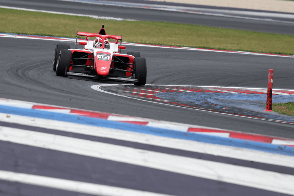 47 piloti in griglia, 30 arrivi a punti, 3 vincitori diversi: le prime folli classifiche del 2026 di F4 italiana dopo il weekend inaugurale sul circuito di Misano