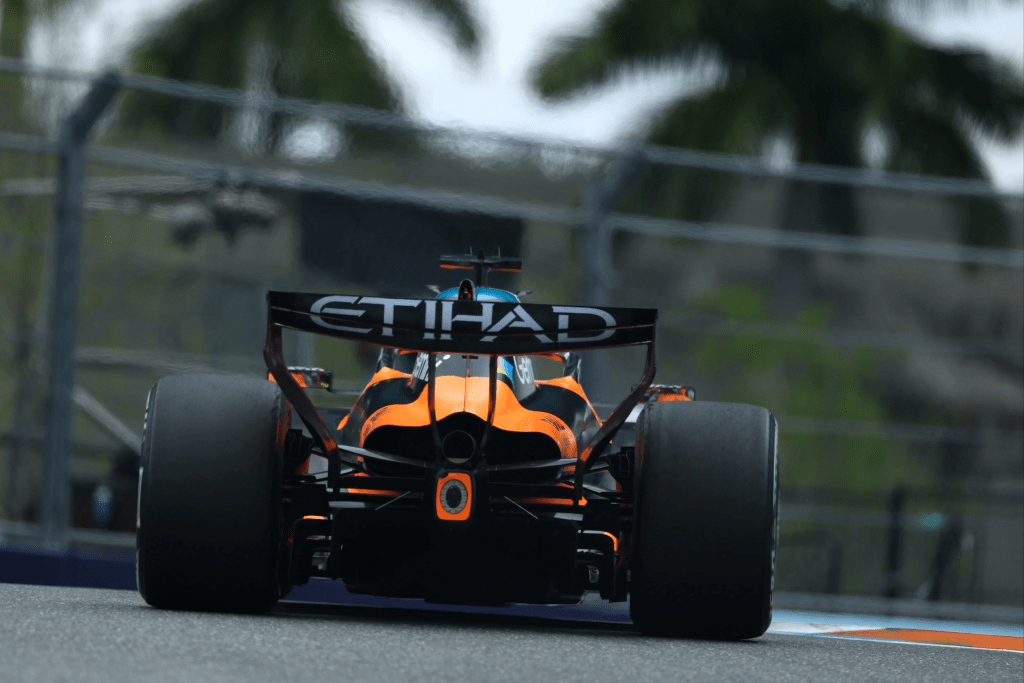 McLaren cerca di tenere il passo con Mercedes: dopo il GP di Miami la scuderia di Woking porterà un ulteriore pacchetto di aggiornamenti per il fine settimana canadese.