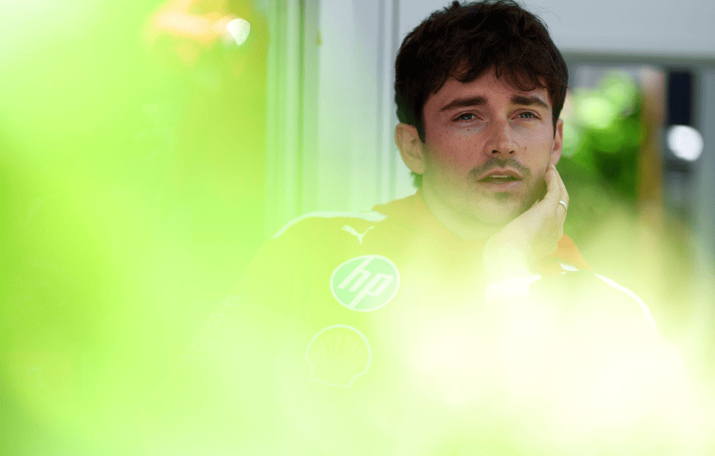 Il pilota Ferrari analizza il momento della Scuderia: tra sviluppo della SF-26, nodo motore e regolamenti futuri, Leclerc sottolinea quanto l’ottimizzazione sia diventata decisiva nell’attuale Formula 1.