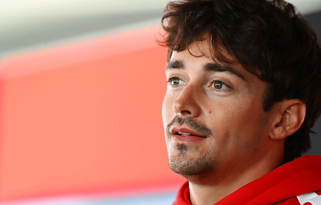 Il pilota Ferrari analizza il momento della Scuderia: tra sviluppo della SF-26, nodo motore e regolamenti futuri, Leclerc sottolinea quanto l’ottimizzazione sia diventata decisiva nell’attuale Formula 1.