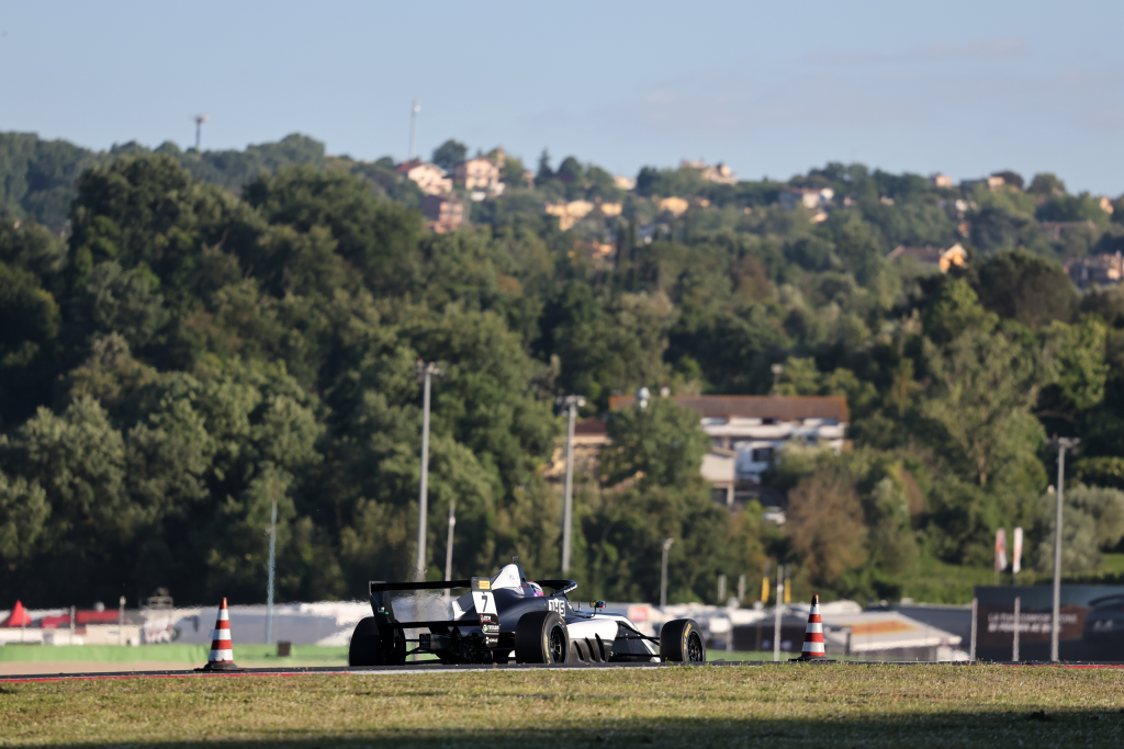 In F4 Italia, il finlandese Sammalisto domina Gara 1 a Vallelunga con una prestazione autoritaria dal primo all’ultimo giro.