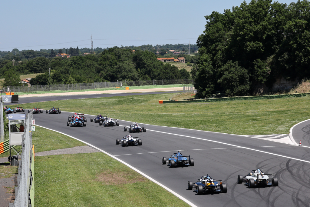 Robinson trionfa dalla Pole dopo una dura lotta con Maccagnani nella seconda (e ultima) gara del sabato di F4 italiana davanti a Consani e Cosma-Cristofor