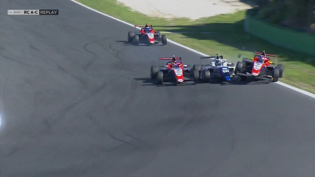 Luka Sammalisto vince una caotica e piena di incidenti Gara 3 di F4 italiana, seguito da Robinson e Walther; ancora ritiro per uno sfortunato Niccolò Maccagnani